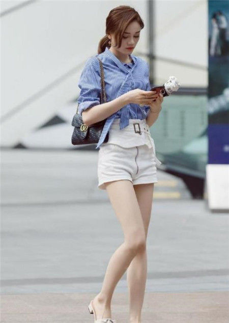 吊带|街拍小姐姐白色吊带配短裤,秀出白皙长腿,媚而不俗