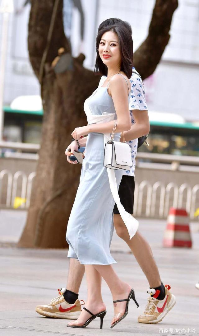 潇洒|潇洒的美女,漂亮迷人,蓝裙子穿出惬意的美感