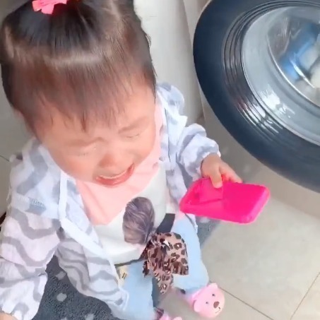 洗衣机|宝宝发现被子被洗了,气得直跺脚,无奈之下的决定把奶奶萌到了