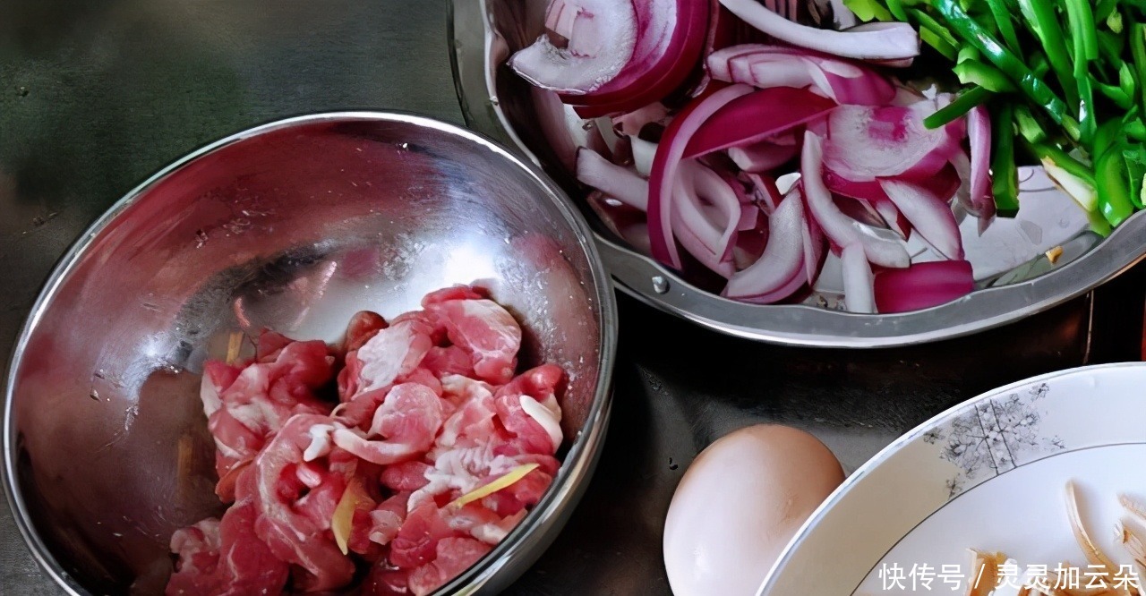 两口子的快手午餐,荤素搭配简单好做,炒肉丝嫩滑入味有窍门