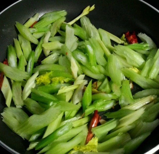 芹菜|厨房中的“泻药菜”,三天吃一回,准时上厕所,瘦出小蛮腰