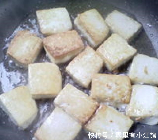 普通的家常蒜苗烧豆腐,做法很简单,味道很不错!