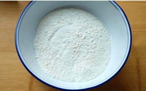 家常葱油饼这样做最好吃，掌握这2个秘诀，柔软多层，凉了也不硬