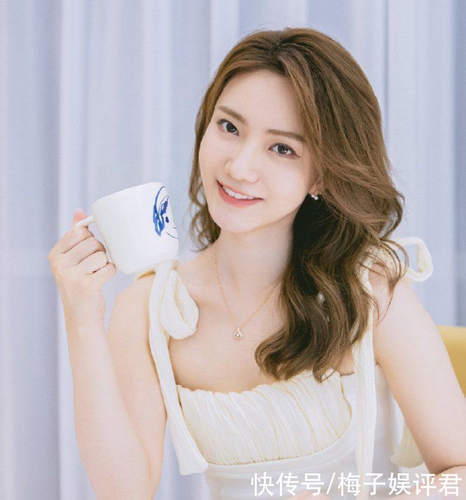 独美|《心动的信号4》收官海报，洪成成独美，马子佳手抱“大败局”