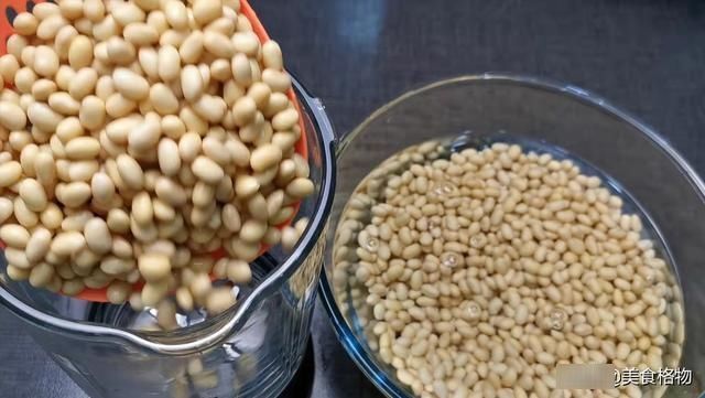 黄豆浆里加1勺白醋，瞬间变豆腐，简单无添加，比买的要营养健康