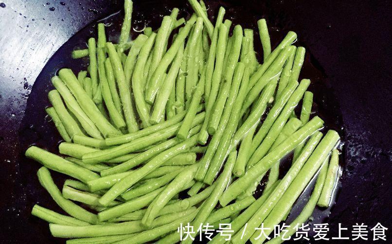 立秋前后豇豆怎么做好吃?加点肉末,去燥营养不丢失