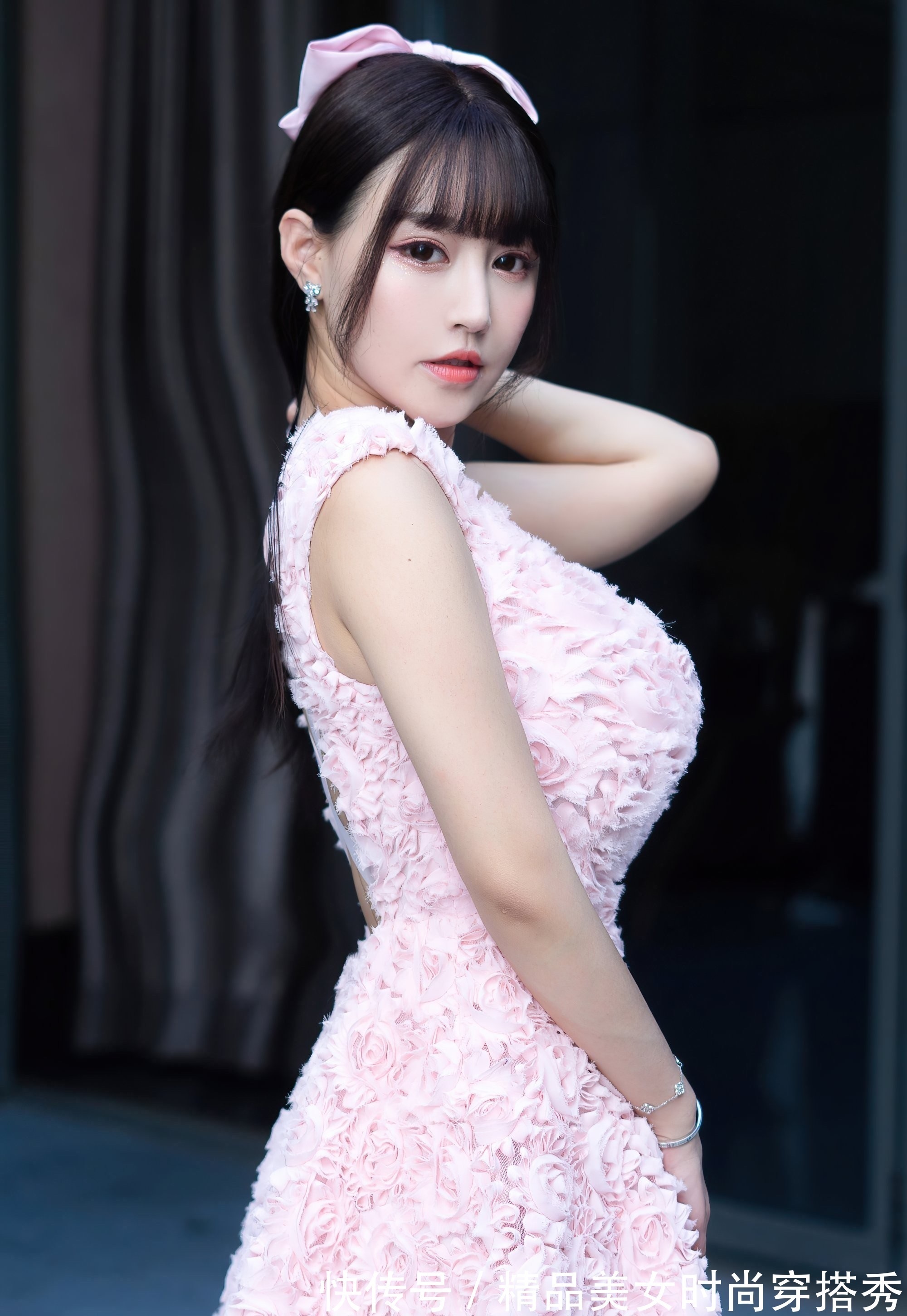 大长腿 红色的连衣裙吸睛时尚,吊带的款式清凉有型,怎么穿都好看