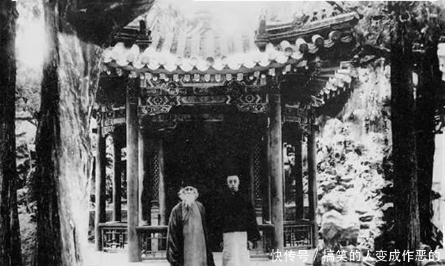 挡雨|溥仪退位后照片:赤膊在建福宫打网球,老太监撑着伞为婉容挡雨