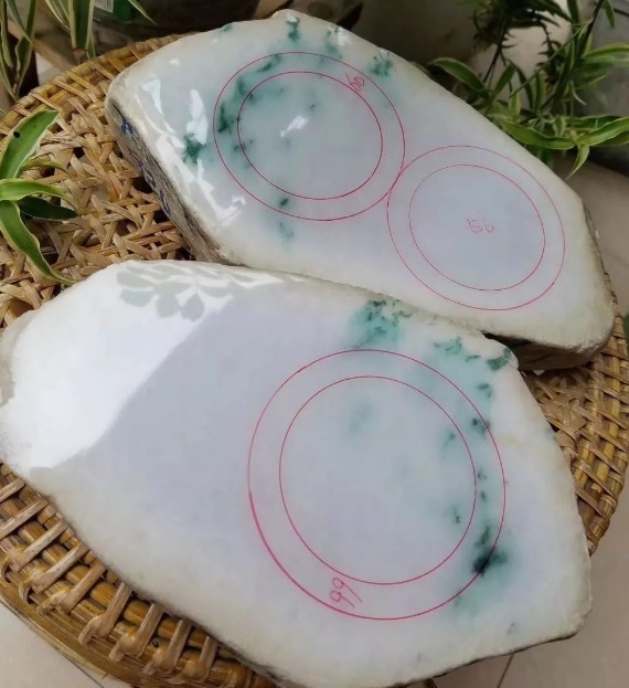 蓝绿|580买下的老坑料子,一刀切出糯冰种飘蓝绿花,起货后大家都眼直了