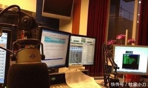 參觀華少住的豪宅，衣帽間塞滿名牌服飾，當主持人撈金能力很恐怖