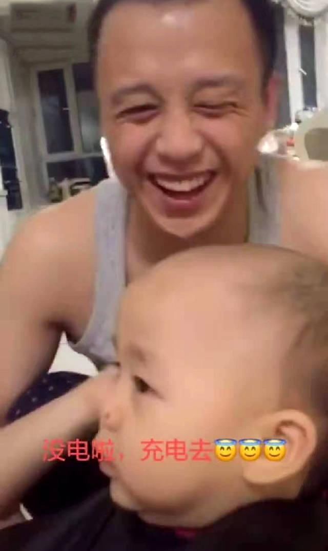 宝宝对|妈妈给儿子理发中途没电,宝宝发型成亮点,网友瞬间老了几十岁