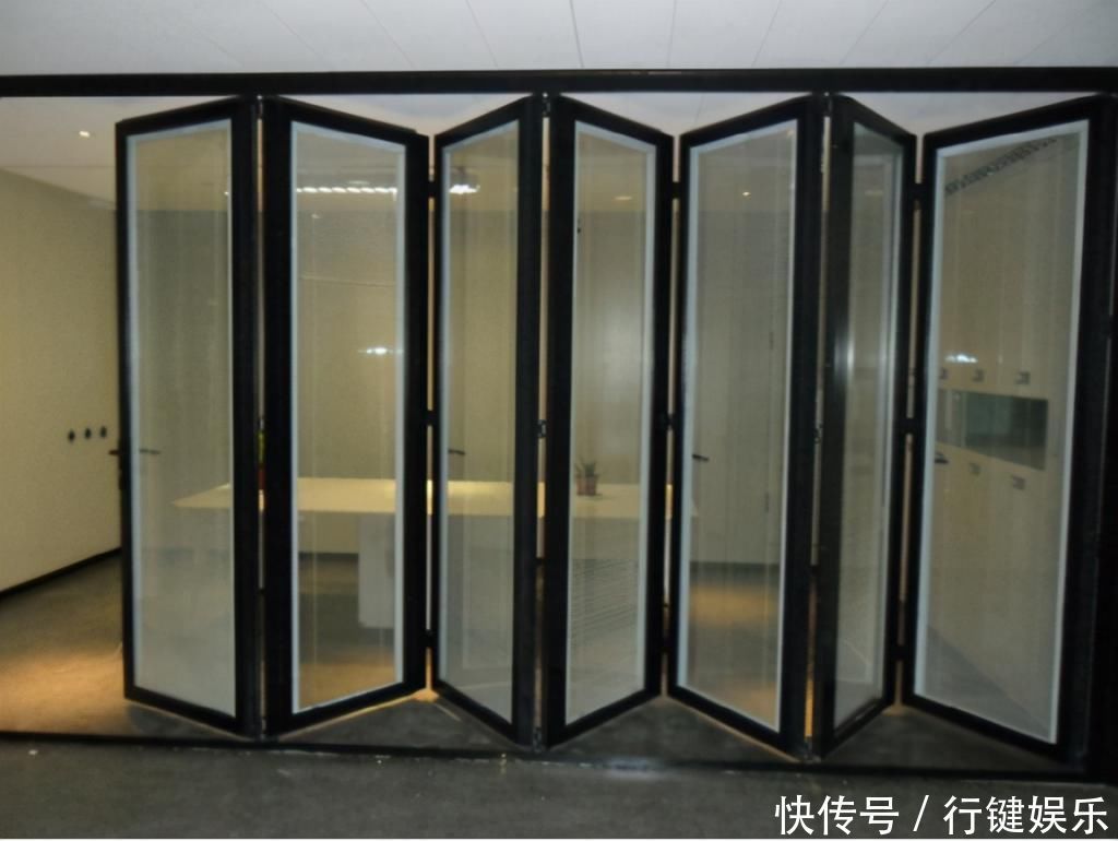 和平|厨房装推拉门和平开门过时了，如今流行这种门，师傅一看就夸好