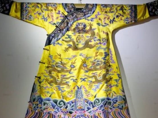 繁重|皇上的龙袍从不洗,会不会发臭,九五之尊每天的都穿繁重的龙袍?