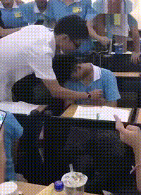 |搞笑GIF:哈哈哈,就差这一脚了,前面的都是浮云