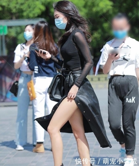 恨天高 黑色上衣裹上一层纱网魅力十足,搭配一双“彩虹”恨天高美女打扮有点过头了