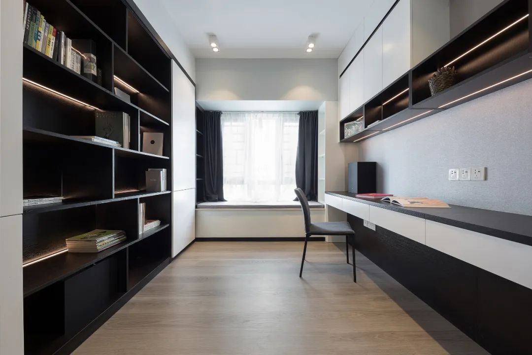 布置|125㎡现代黑白灰+木质感,简雅舒适无主灯,品质生活好自然