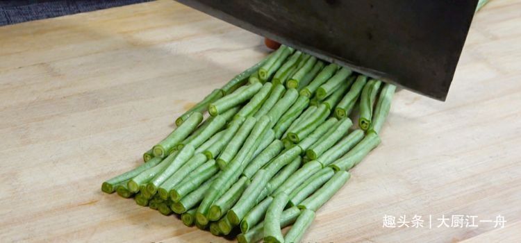 豆角|炒豆角时，先放油就错了，教你饭店做法，豆角翠绿爽口不发黑