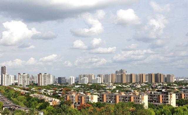 城市化率|小县城房价也开始破万，楼市“刹不住车”？内行：是好事