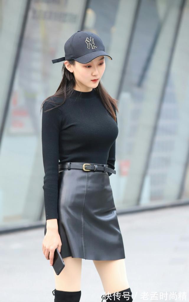 长筒鞋 街拍:皮裙配长筒鞋,身材这么好回头率不要太高
