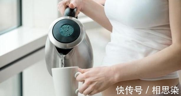 长期喝“电热水壶”烧的水,对身体有影响吗?医生:别不放心上