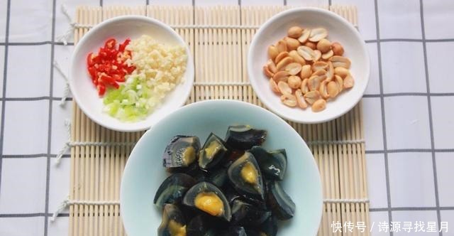 吃光|皮蛋这样做才好吃,香辣过瘾还解馋,一整盘都吃光!