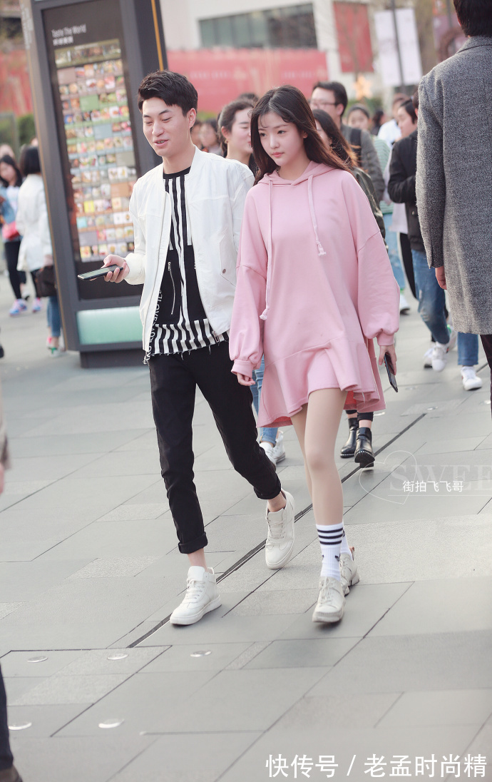 小西装|街拍,休闲小西装搭配黑色小皮裙,穿出恰到好处的女人味!