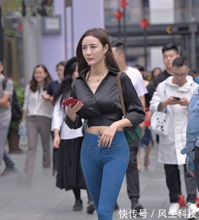 奇皇后 枣红色露脐长袖搭配雾霾蓝打底裤,讲究选择,有点小小的温柔!