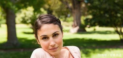 玫瑰花茶|女性多少岁绝经最好？四种迹象，若在45岁后出现，祝贺卵巢很年轻