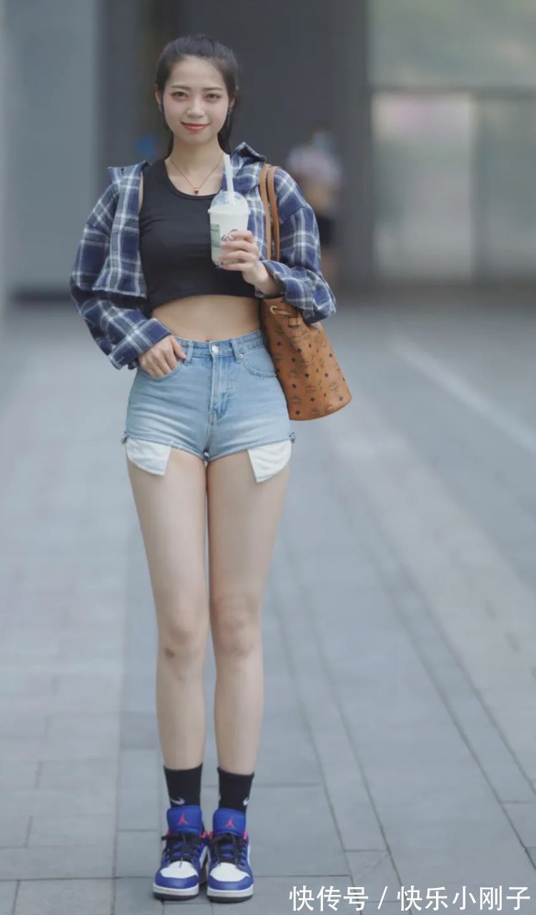 方格衬衫 方格衬衫配牛仔短裤,清新的西式风格,特别修饰身材