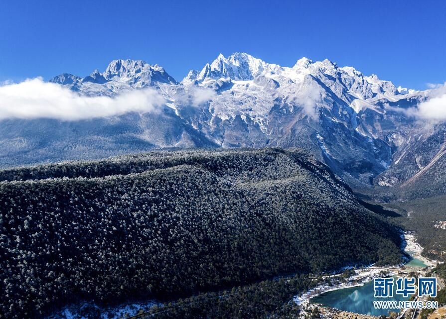 雪后玉龙雪山银装素裹宛如童话