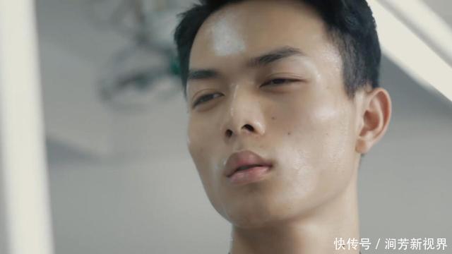 他16岁画圆珠笔画成名,如今改画油画,大家表示无法欣赏