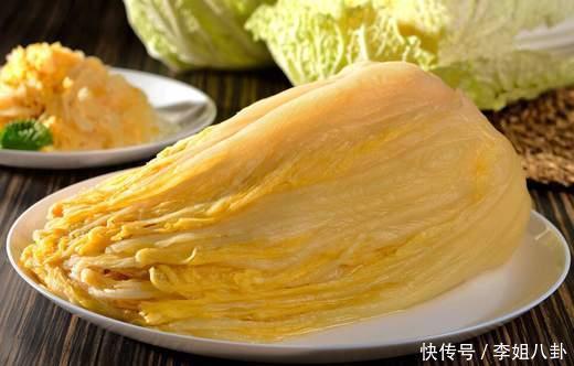 腌酸菜,别只知道加盐,牢记2个要点,坛子不生花,酸菜更酸脆