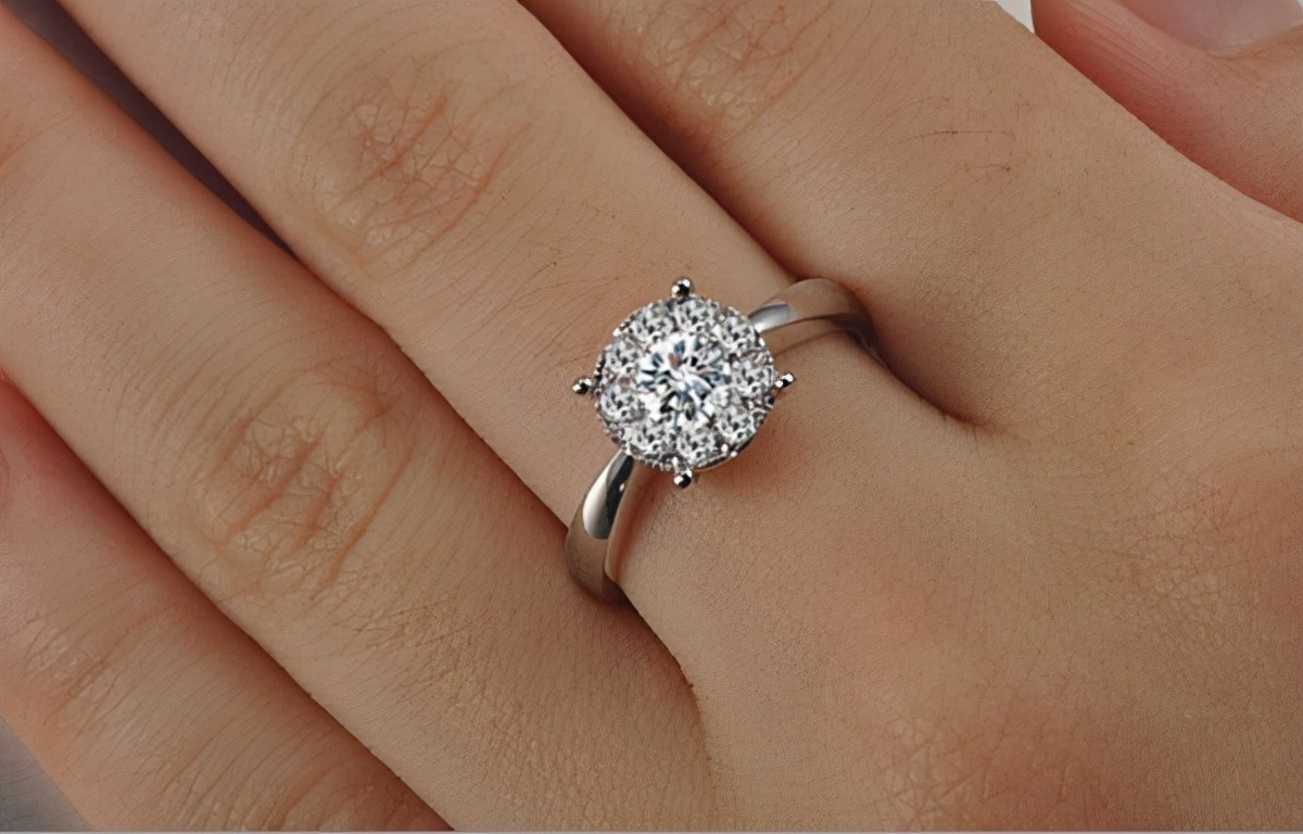 荧光@如何通过4C选钻戒