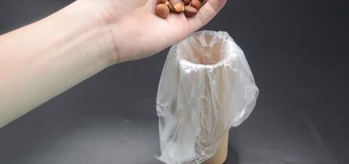  纸筒里面|保鲜袋用完后的纸筒不要扔，原来放在家里特别实用，方法太赞了