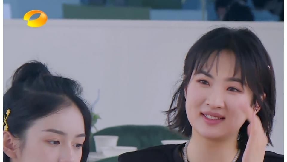 姚安娜和周也同框后,才知普通女孩和女明星的差距有點大!