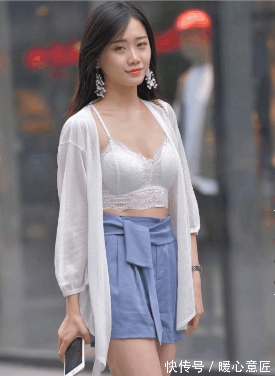 针织衫|街拍美女吊带背心白色针织衫搭配蓝色短裤打造优雅知性气质