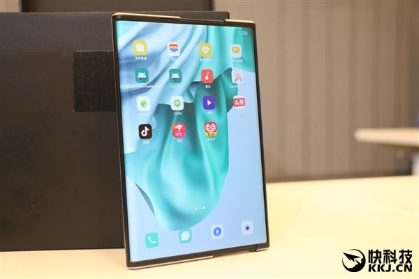 OPPO|OPPO X 2021卷轴屏概念机现场图赏：科幻中的手机来了