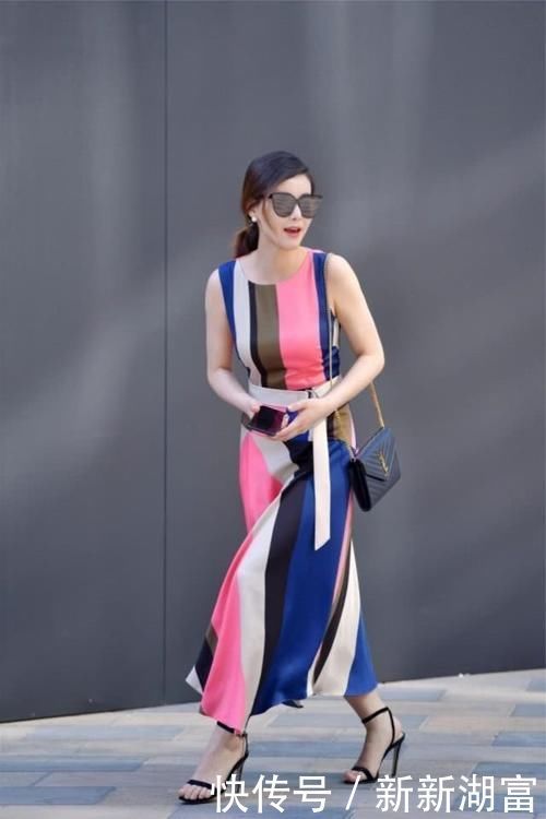 路人街拍，美女彩条的连衣裙帅气美观，剪裁精致面料也很高档