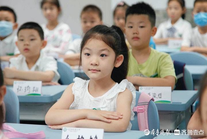 入学|开学啦！山东省实验小学一年级“小萌新”雨中入学