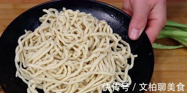 干辣椒|面条别再煮着吃，教你一个新吃法，比大鱼大肉过瘾，一锅不够吃