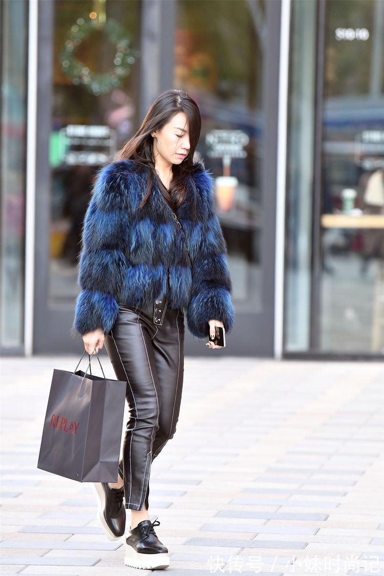 美女|街拍:美女黑和蓝色相间的皮草,搭配一条黑色拼接皮裤,时尚个性