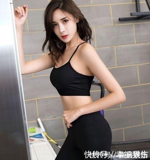 紧身|街拍：丰满优雅的紧身打底裤美女，尽显曼妙身姿！