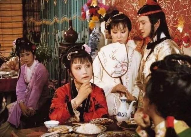 史湘云欲当众贬损林黛玉,不料琥珀一句玩笑话,让她无地自容