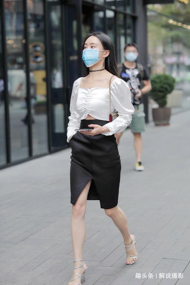 路人街拍,美女穿一条淡蓝色的裙子,看起来非常性感