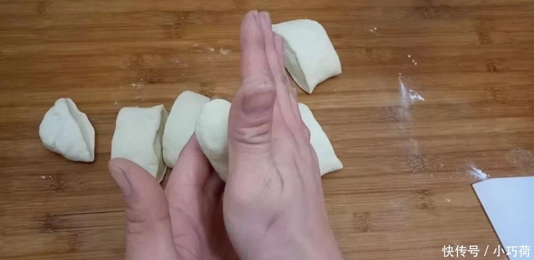 1斤韭菜, 2个鸡蛋, 不用一滴水, 比韭菜盒子都好吃, 放凉都不会硬