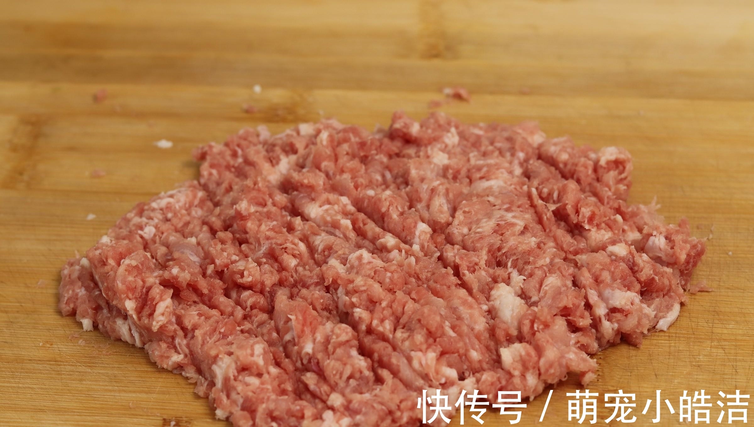 炸肉丸子,牢记“加2水,放3样”,丸子外酥里软,放凉也不硬