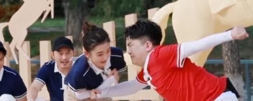 演员请就位 又见咸猪手?张大大录制《欢乐喜剧人》,热情拥抱李艺彤引热议!