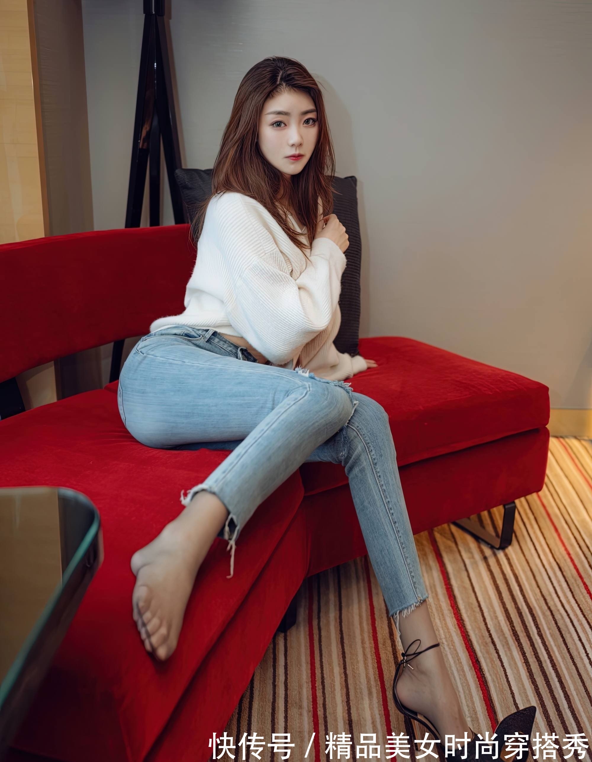 女人味|牛仔裤搭配针织上衣虽然比较普遍，但依然知性优雅不失女人味
