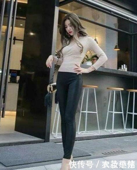 粉色|美女街拍小姐姐穿粉色紧身裙,背影看着太迷人