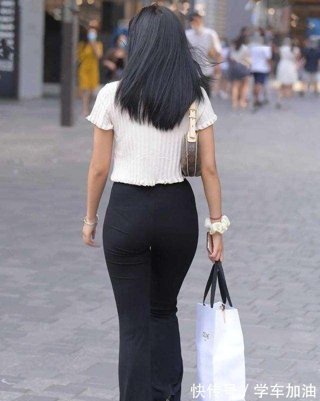 白显 白色打底裤搭配时尚黑色上衣,比较显身材的,显得高挑又精神!